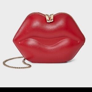Red Lip-Shaped Crossbody Bag with Gold Chain